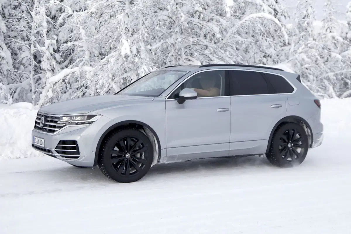 Volkswagen Touareg 2023, il diesel si sposa con l’elettrificazione [Foto Spia] (9)