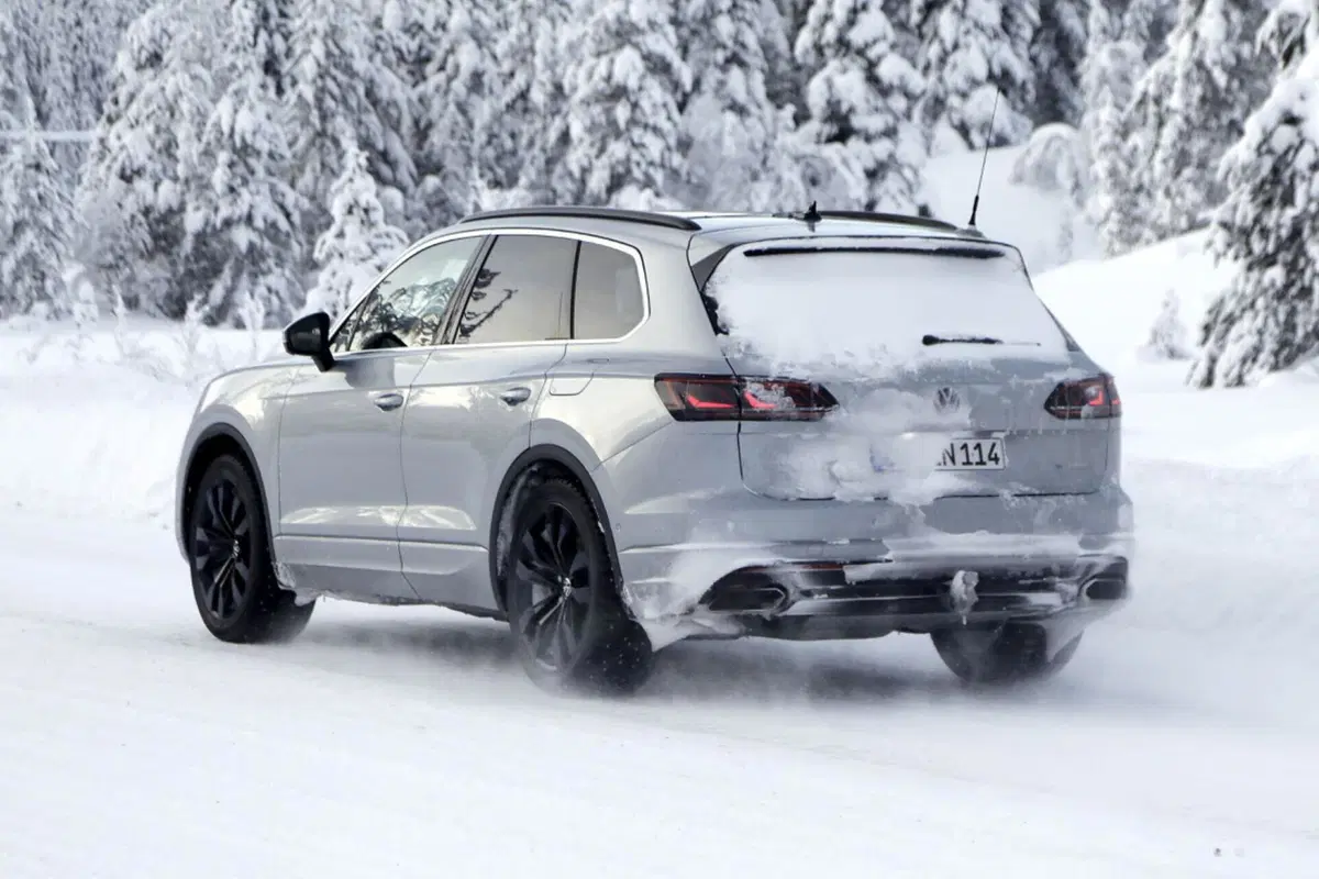 Volkswagen Touareg 2023, il diesel si sposa con l’elettrificazione [Foto Spia] (10)
