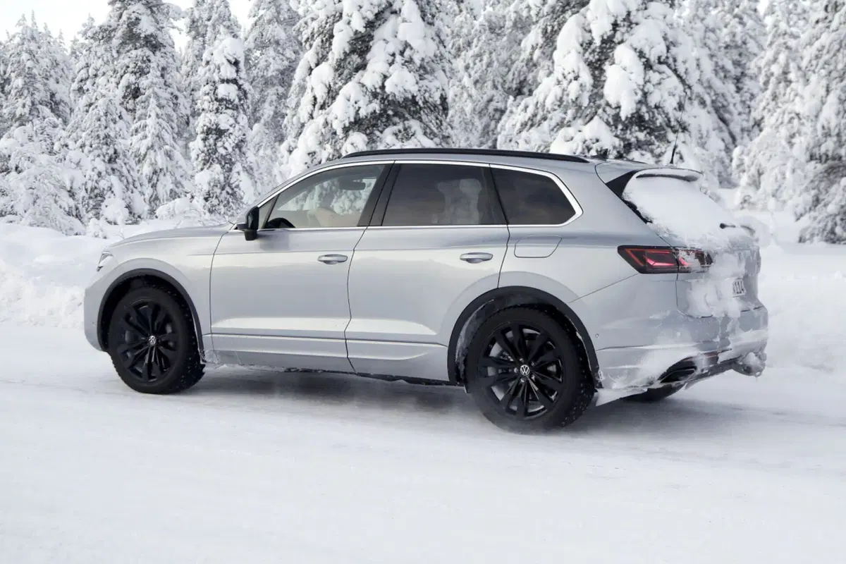 Volkswagen Touareg 2023, il diesel si sposa con l’elettrificazione [Foto Spia] (11)