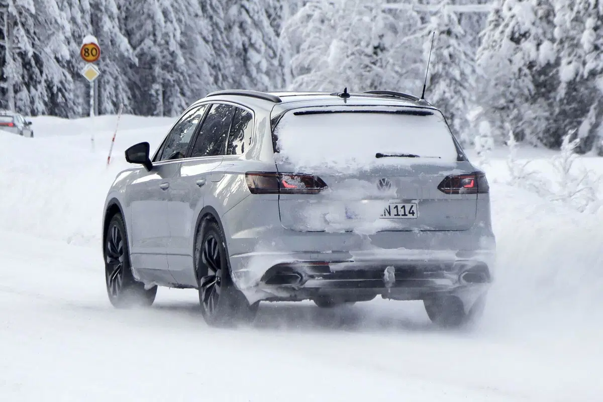 Volkswagen Touareg 2023, il diesel si sposa con l’elettrificazione [Foto Spia] (12)