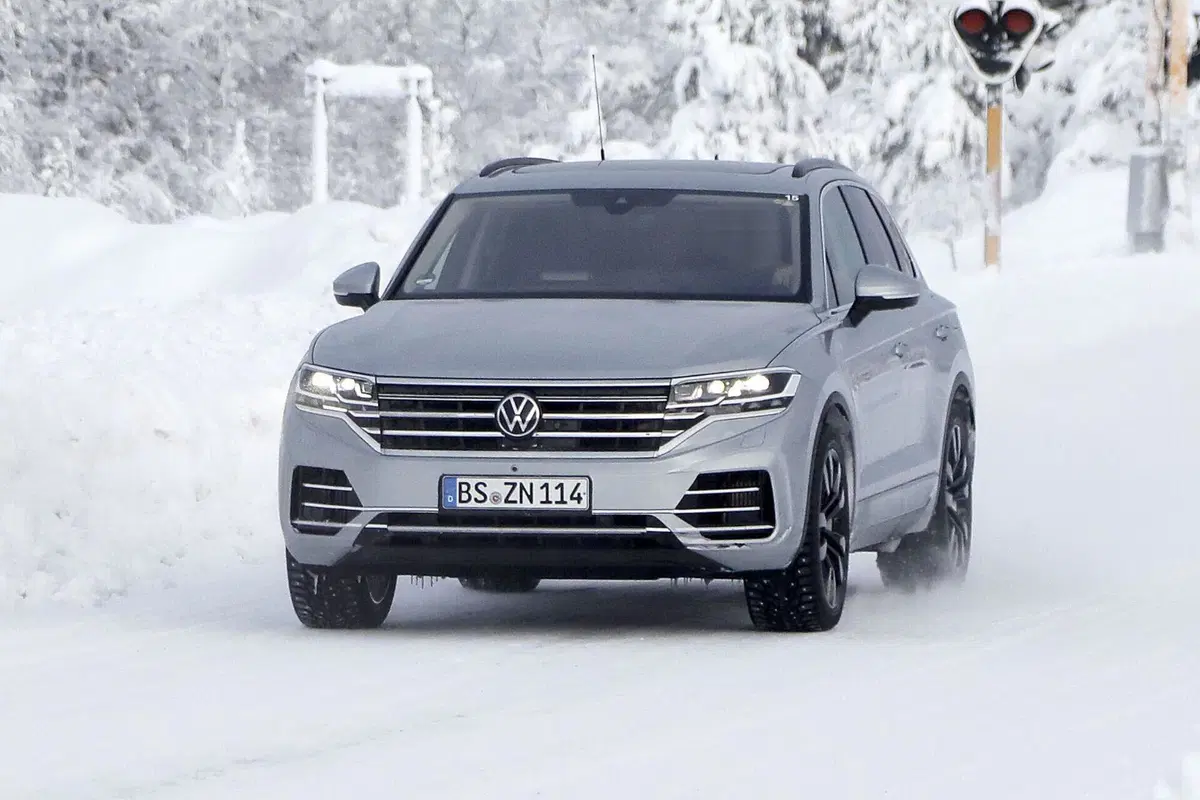 Volkswagen Touareg 2023, il diesel si sposa con l’elettrificazione [Foto Spia] (13)