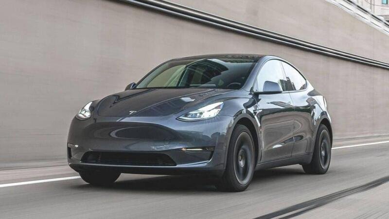 Tesla contro tutti: ecco chi guadagna (o perde) con le auto elettriche
