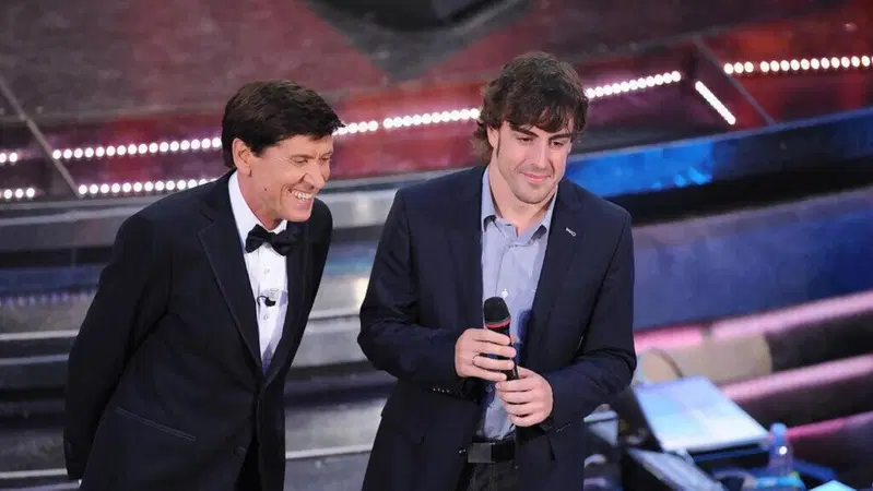 F1 e Sanremo: quella volta in cui Alonso fu protagonista sul palco dell&rsquo;Ariston 