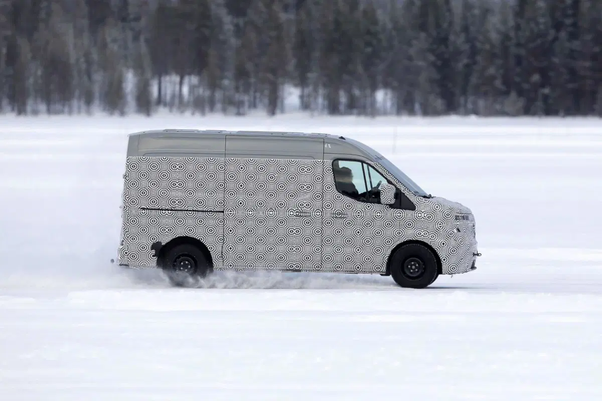 Renault Master, il Diesel verrà proposto con l’Elettrico [Foto Spia] (2)