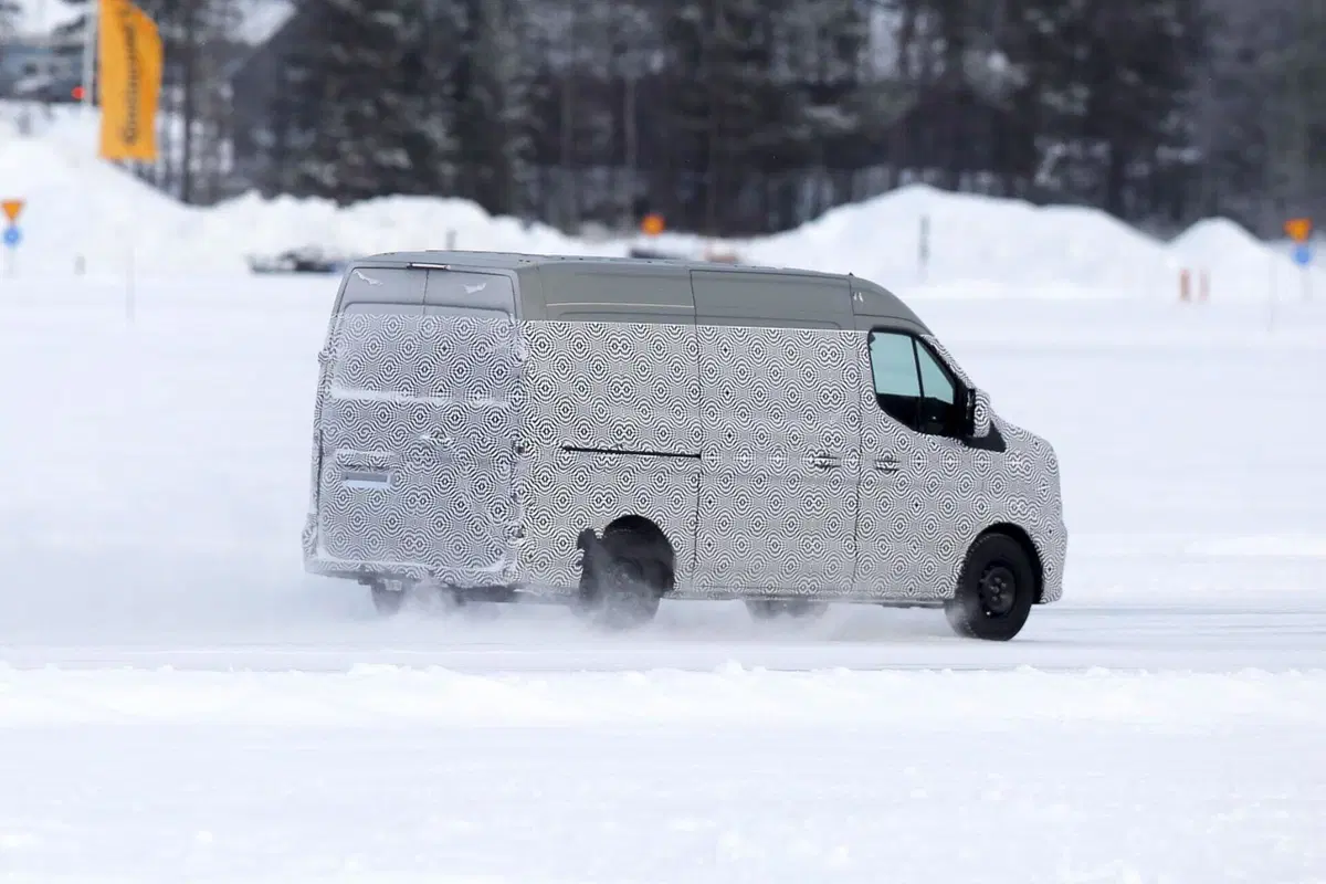 Renault Master, il Diesel verrà proposto con l’Elettrico [Foto Spia] (3)
