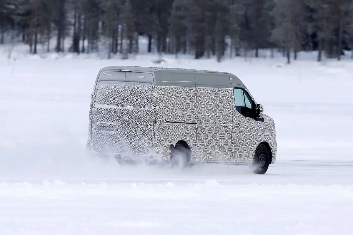 Renault Master, il Diesel verrà proposto con l’Elettrico [Foto Spia] (4)