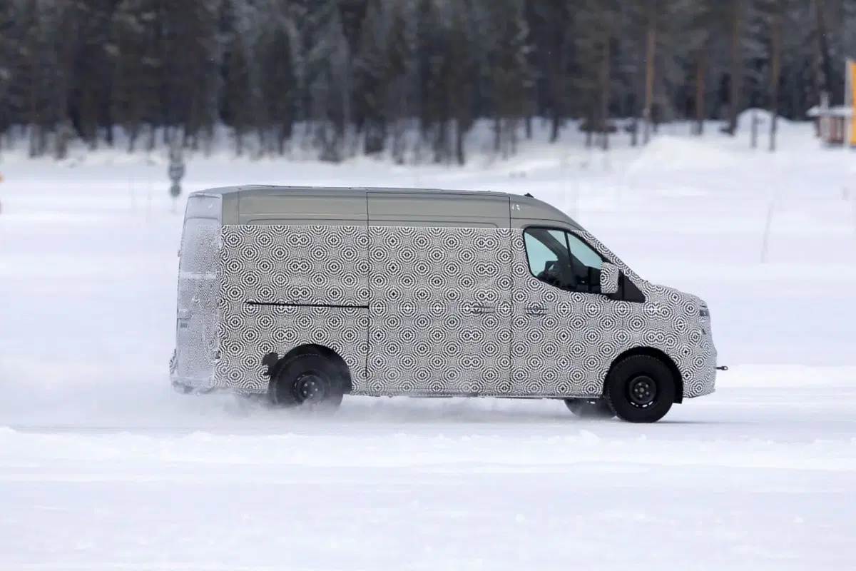 Renault Master, il Diesel verrà proposto con l’Elettrico [Foto Spia] (8)