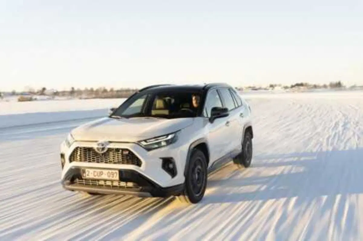 Toyota RAV4 GR Sport: salto in alto, anzi altissimo (10)