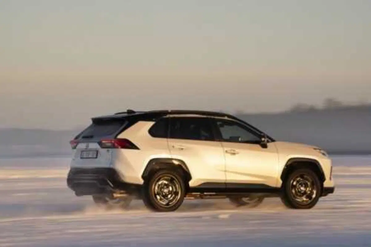 Toyota RAV4 GR Sport: salto in alto, anzi altissimo (13)