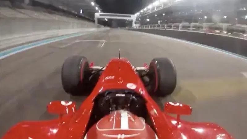 F1: Leclerc in pista con la Ferrari F2003-GA ad Abu Dhabi. Che sound il V10 [Video]