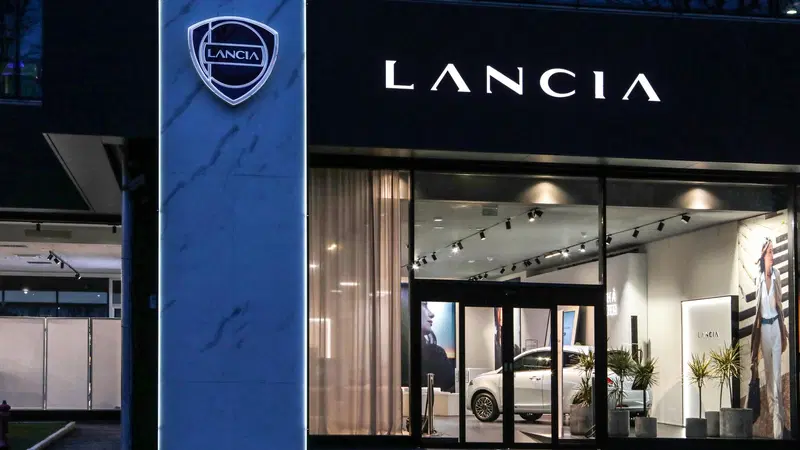 Nuova Lancia Ypsilon del 2024: lo spazio &egrave; pronto, l'auto si vedr&agrave;