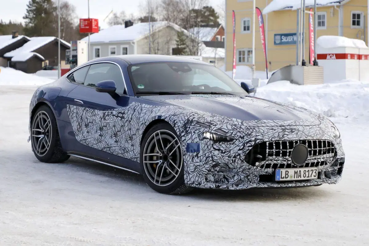 Mercedes AMG GT, il nuovo facelift rinnova la tedesca [Foto Spia] (2)