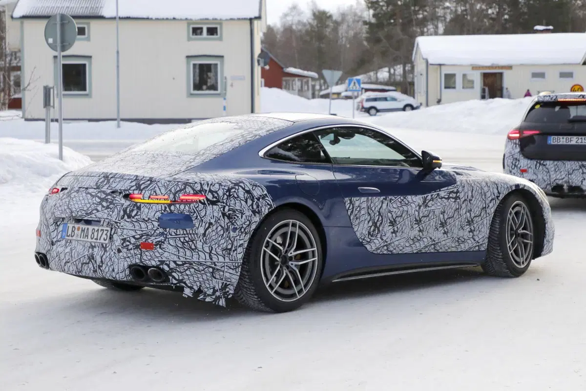 Mercedes AMG GT, il nuovo facelift rinnova la tedesca [Foto Spia] (10)