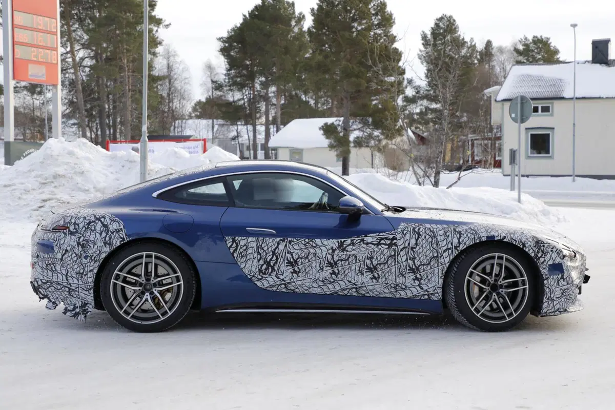 Mercedes AMG GT, il nuovo facelift rinnova la tedesca [Foto Spia] (12)