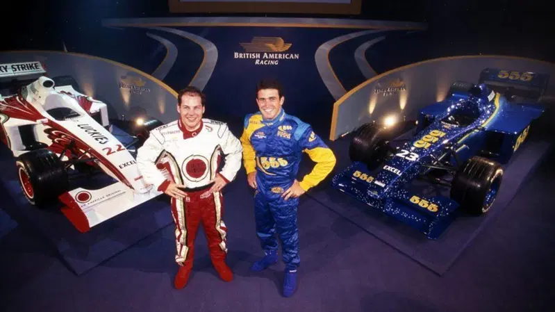 Jacques Villeneuve e Ricardo Zonta con le due livree create dalla BAR per la stagione 1999 di F1