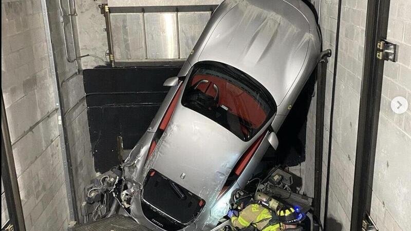 Ferrari Roma cade dall&#039;ascensore in concessionaria