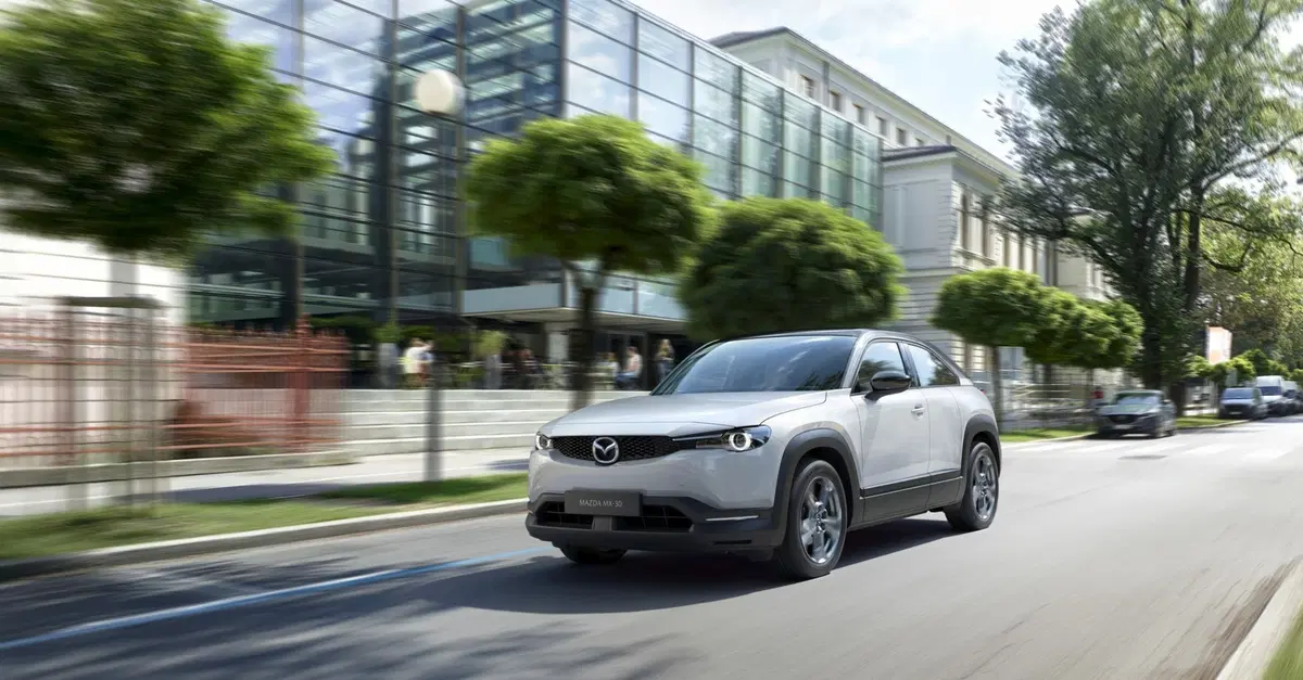 Mazda "controcorrente": basta megabatterie per le auto, sono soldi buttati