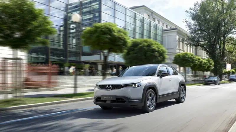Mazda "controcorrente": basta megabatterie per le auto, sono soldi buttati