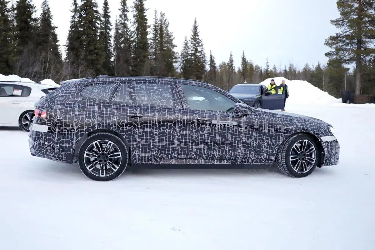 BMW Serie 5, la station wagon sarà Elettrica, Diesel, Benzina e Ibrida Plug-In [Foto Spia] (4)