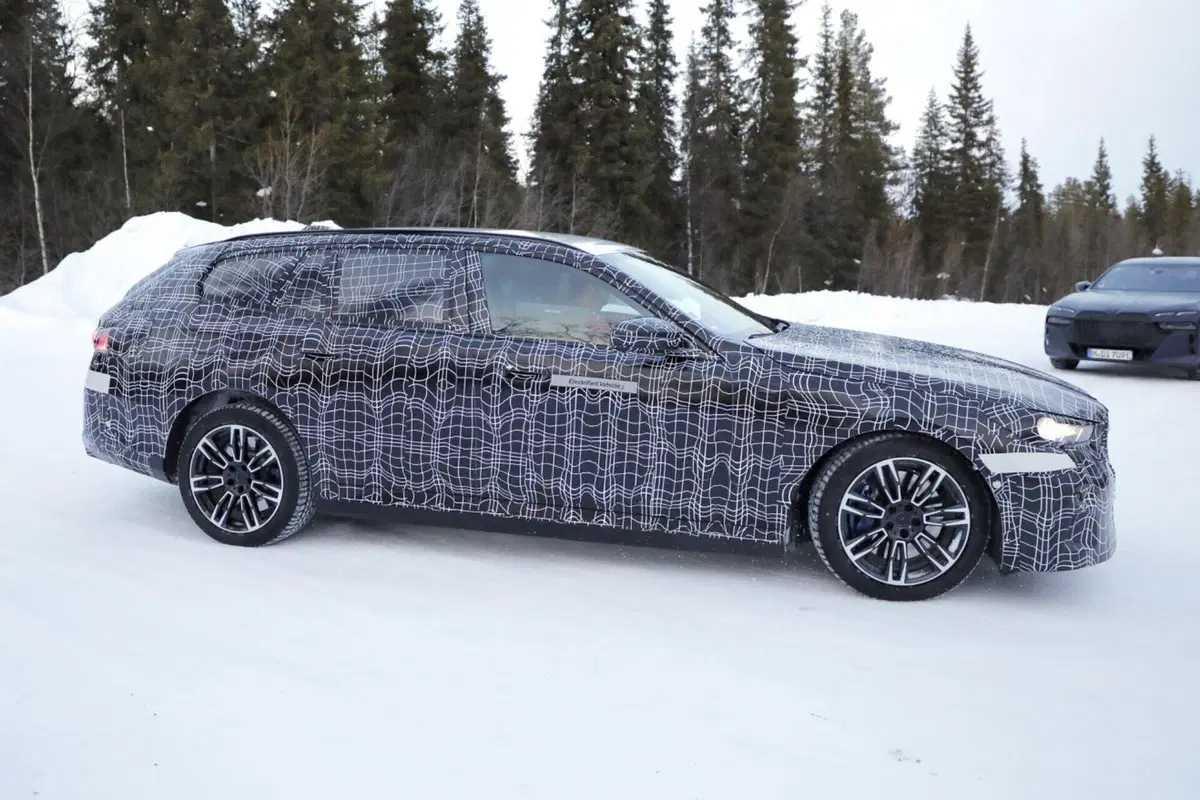 BMW Serie 5, la station wagon sarà Elettrica, Diesel, Benzina e Ibrida Plug-In [Foto Spia] (7)