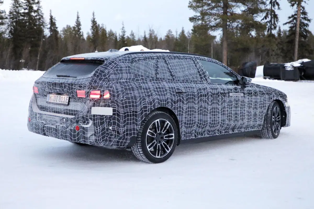BMW Serie 5, la station wagon sarà Elettrica, Diesel, Benzina e Ibrida Plug-In [Foto Spia] (9)
