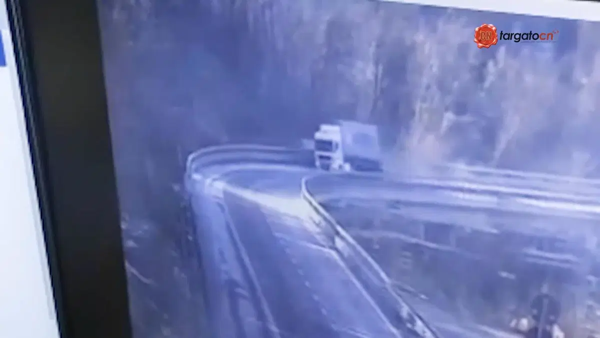 Incidente sulla A6: un camion si ribalta oltre il ponte. Ferito il conducente [VIDEO]