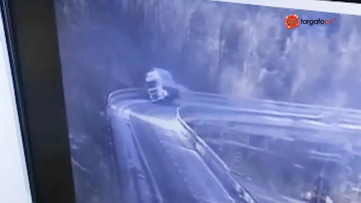 Incidente sulla A6: un camion si ribalta oltre il ponte. Ferito il conducente [VIDEO] (2)