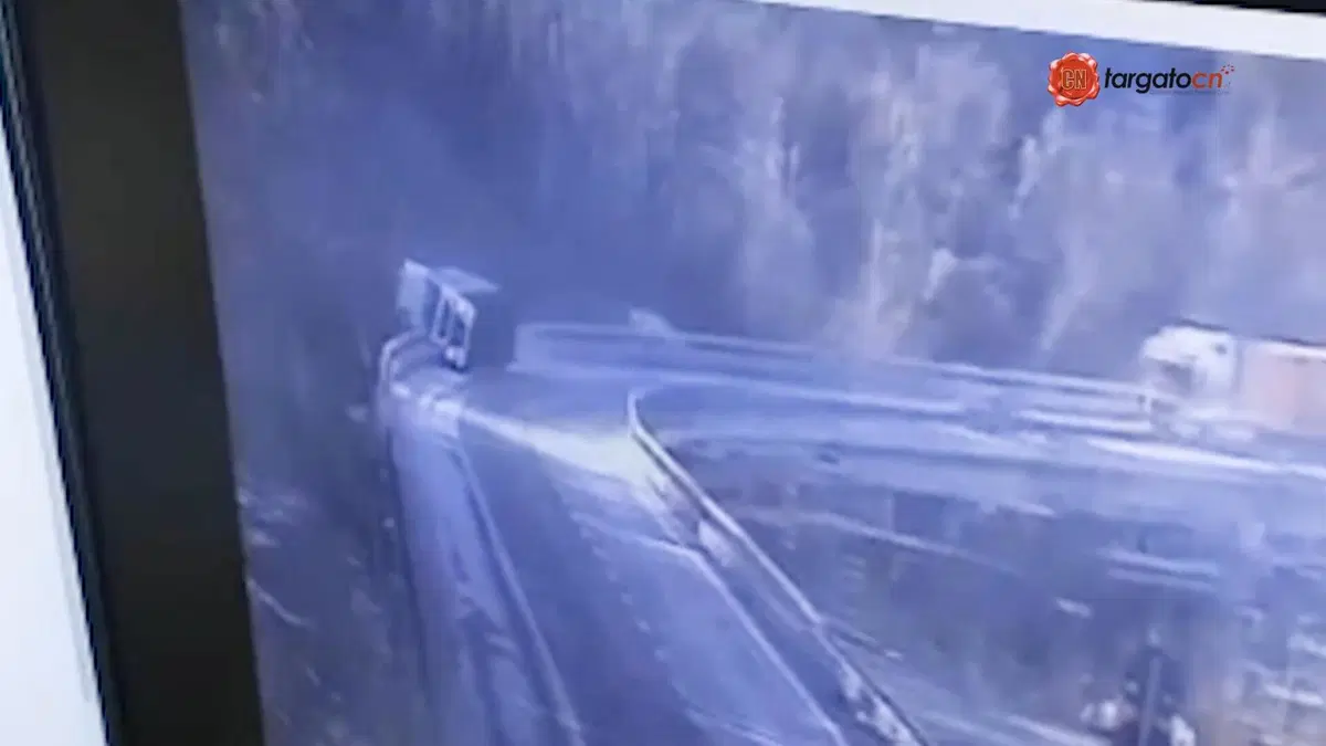 Incidente sulla A6: un camion si ribalta oltre il ponte. Ferito il conducente [VIDEO] (3)
