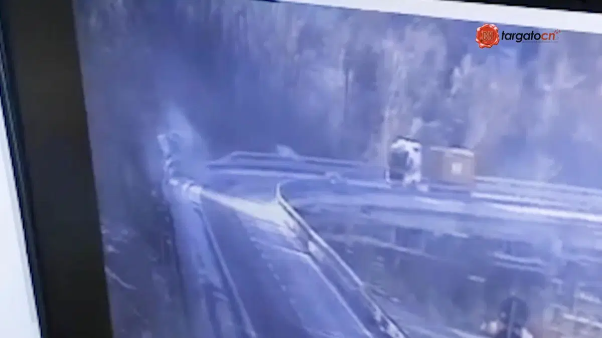 Incidente sulla A6: un camion si ribalta oltre il ponte. Ferito il conducente [VIDEO] (5)