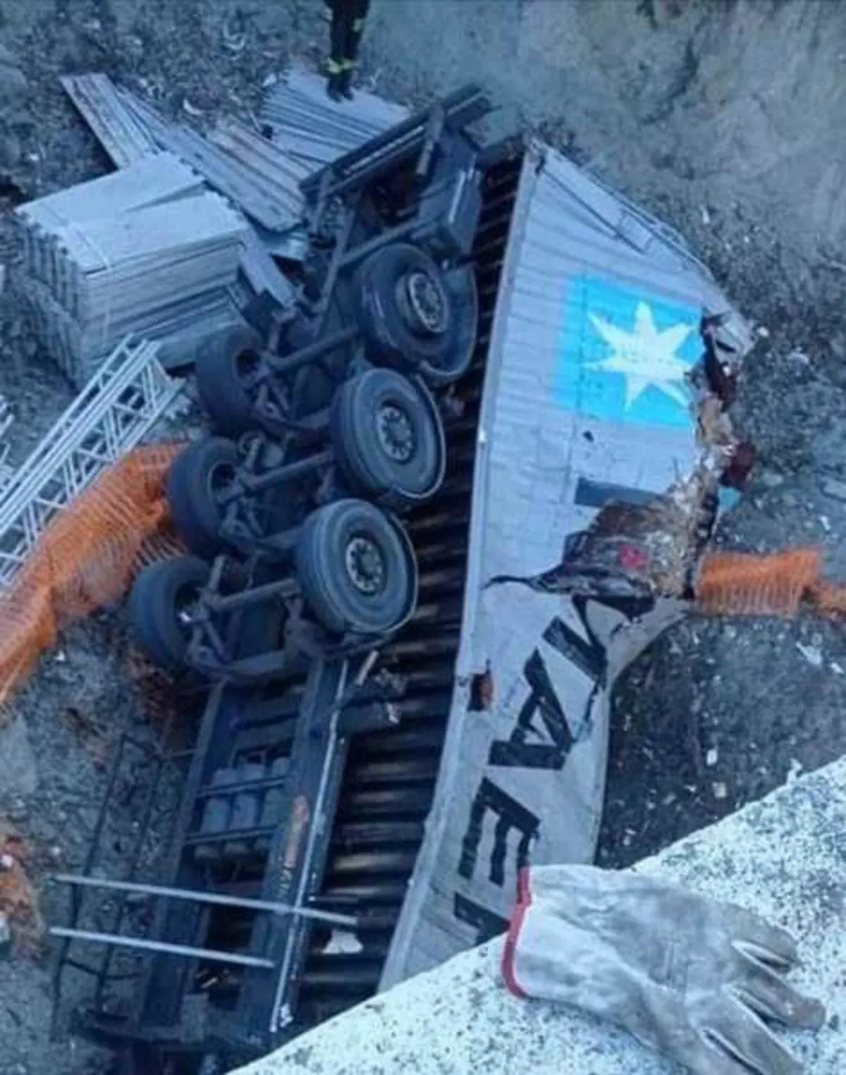 Incidente sulla A6: un camion si ribalta oltre il ponte. Ferito il conducente [VIDEO] (6)