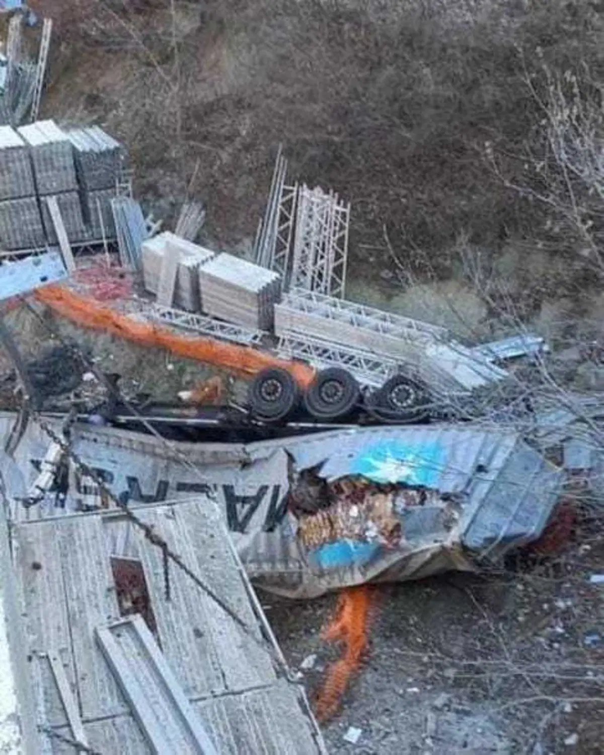 Incidente sulla A6: un camion si ribalta oltre il ponte. Ferito il conducente [VIDEO] (7)