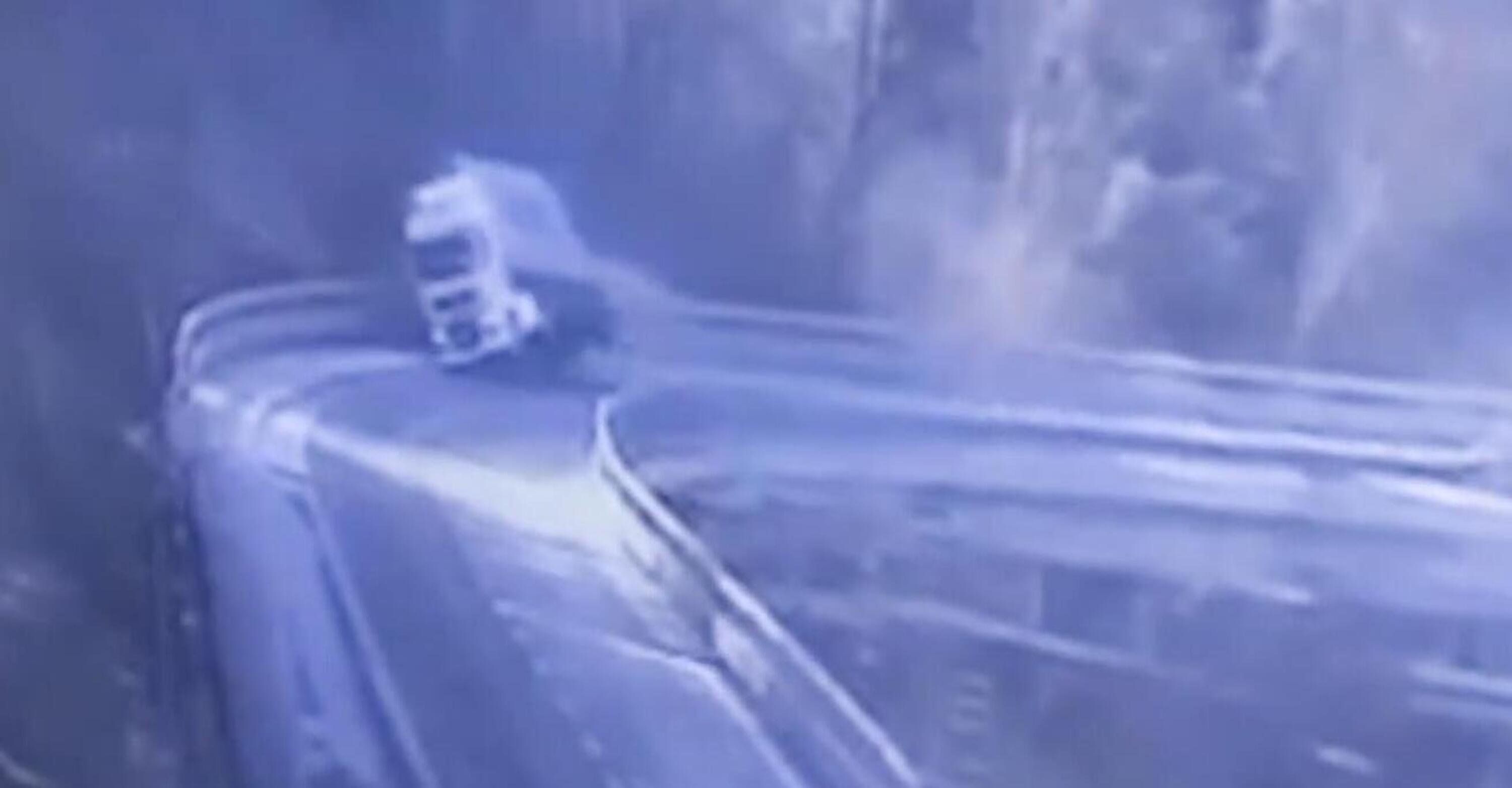 Incidente sulla A6: un camion si ribalta oltre il ponte. Ferito il conducente [VIDEO]