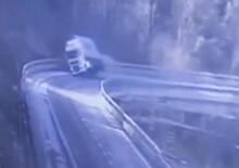 Incidente sulla A6: un camion si ribalta oltre il ponte. Ferito il conducente [VIDEO]