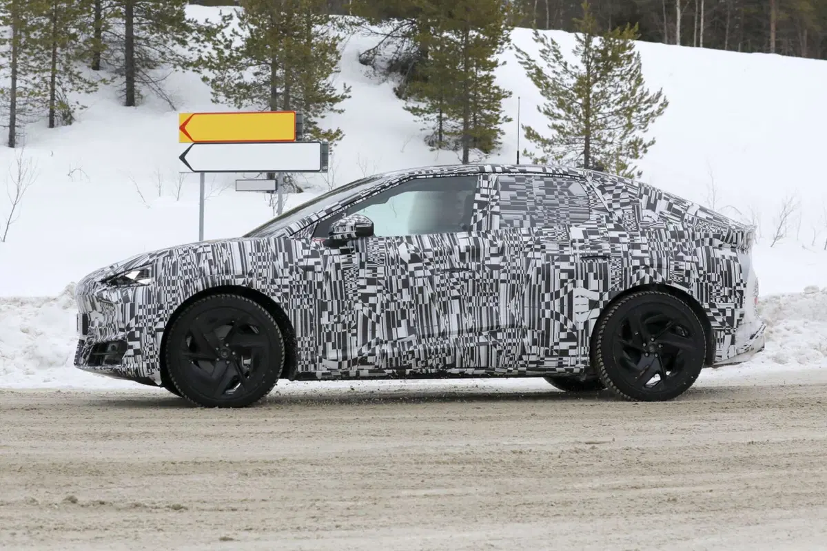 Cupra Tavascan, ecco le foto spia del nuovo suv elettrico (6)