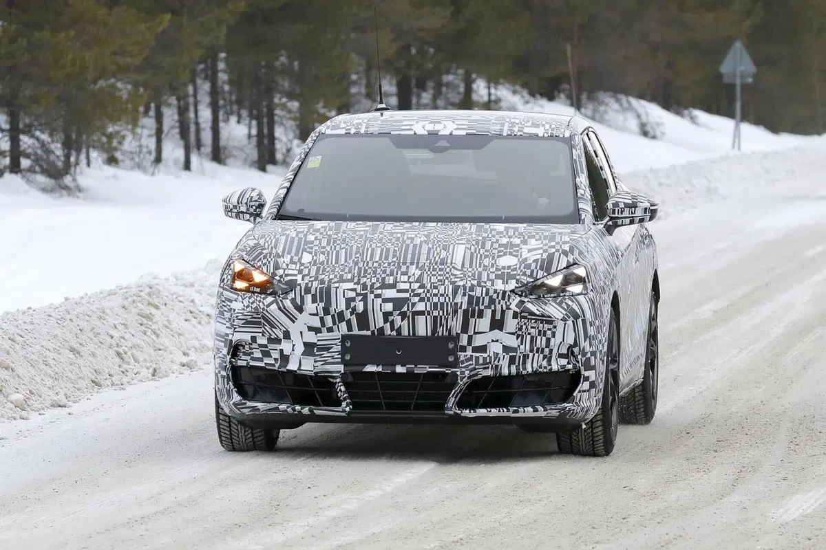 Cupra Tavascan, ecco le foto spia del nuovo suv elettrico (10)
