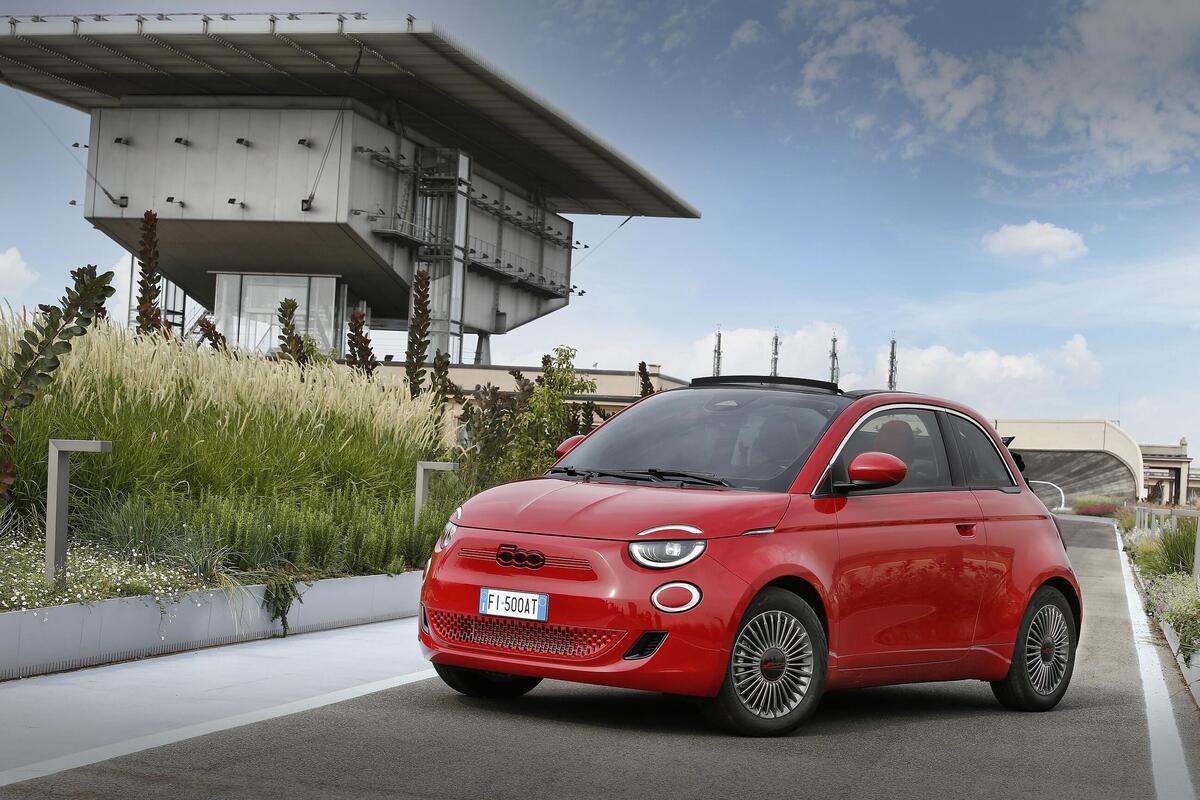 Fiat 500e elettrica col pay per use, ricarica gratis Automoto.it