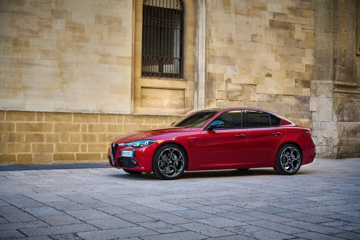 Nuova Alfa Romeo Giulia 2023 restyling, ecco i fari full LED. Meglio tardi che mai? [Video] (2)