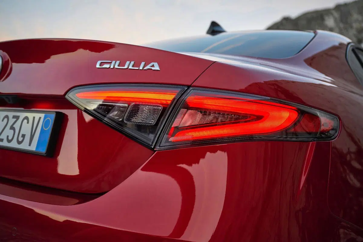Nuova Alfa Romeo Giulia 2023 restyling, ecco i fari full LED. Meglio tardi che mai? [Video] (3)