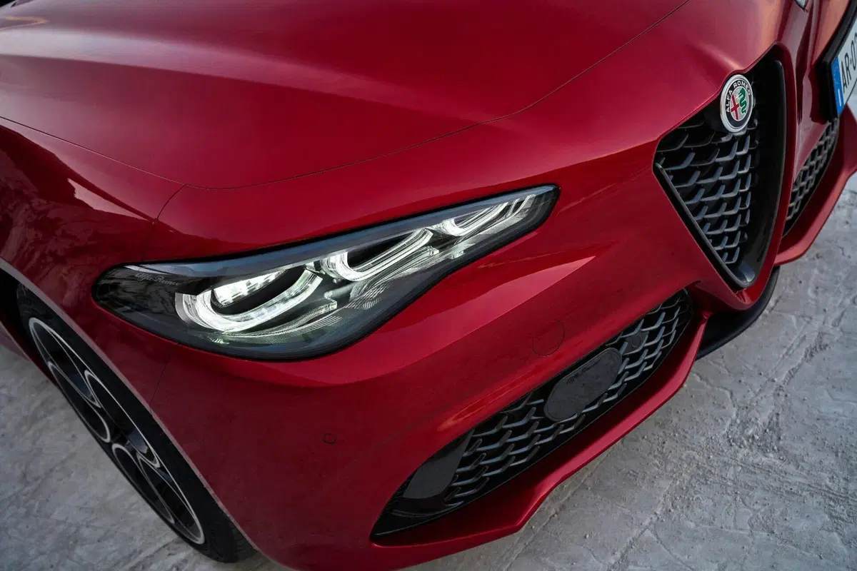 Nuova Alfa Romeo Giulia 2023 restyling, ecco i fari full LED. Meglio tardi che mai? [Video] (4)