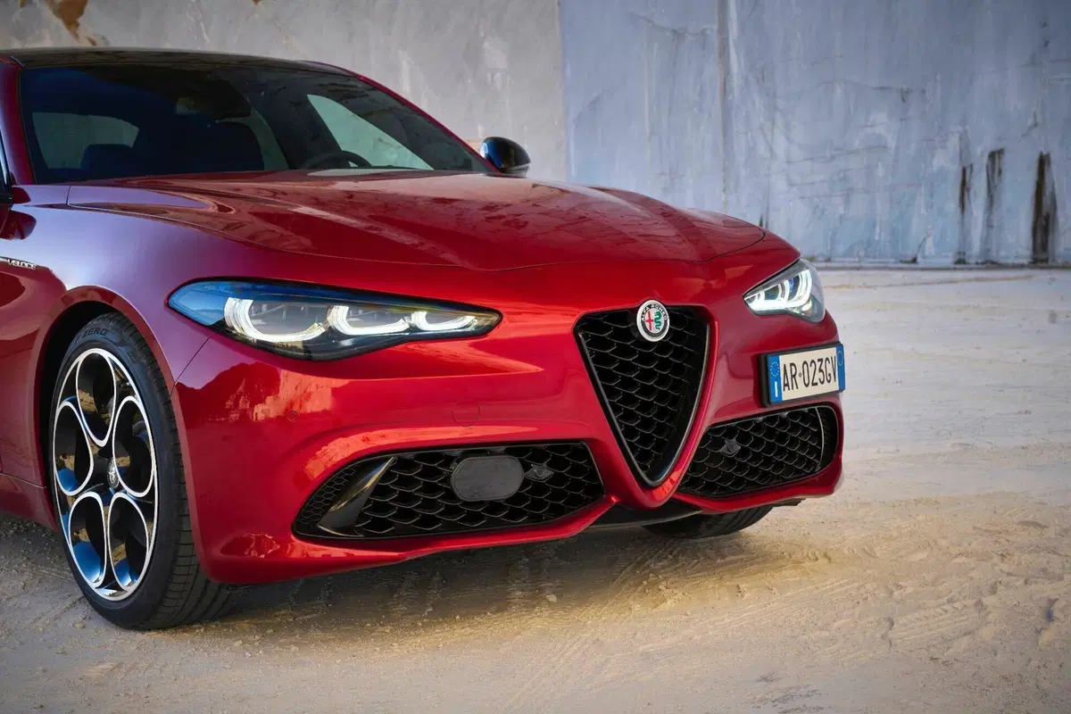 Nuova Alfa Romeo Giulia 2023 restyling, ecco i fari full LED. Meglio tardi che mai? [Video] (6)