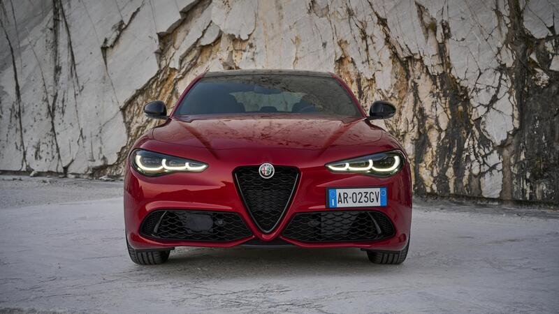 Nuova Alfa Romeo Giulia 2023 restyling, ecco i fari full LED. Meglio tardi che mai? [Video]