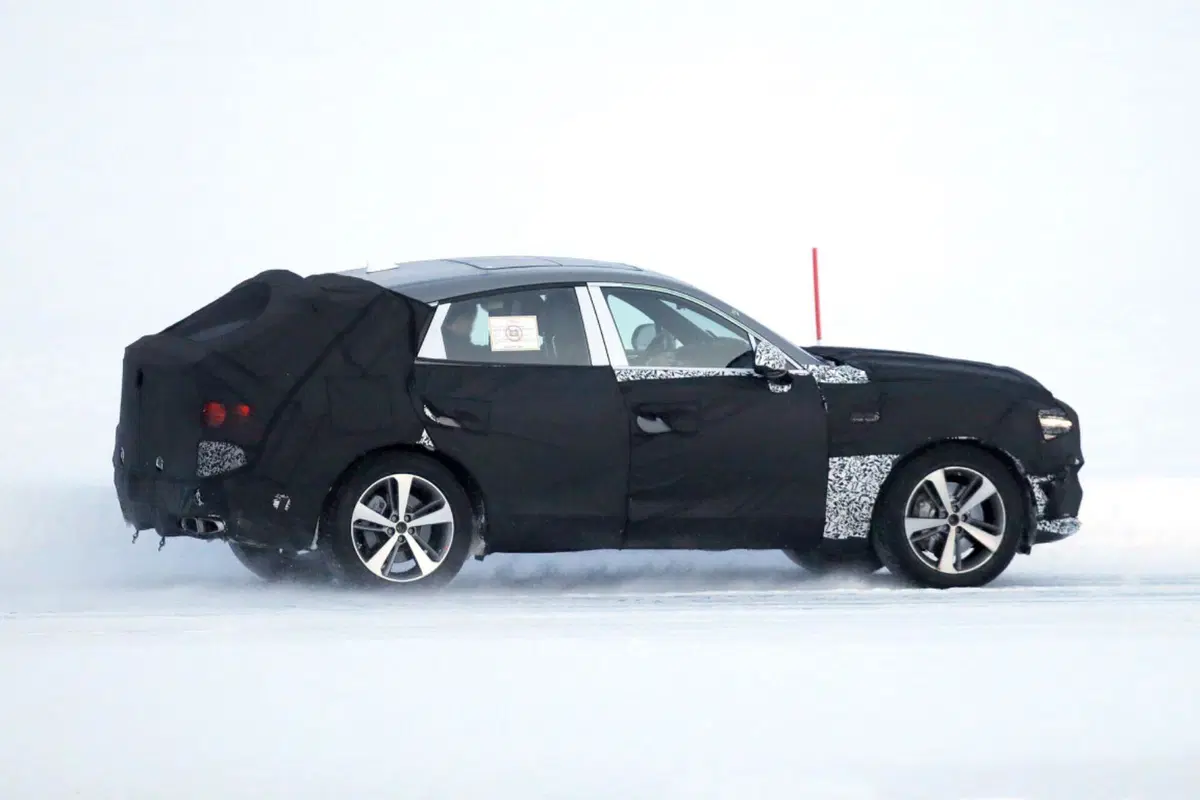 Genesis GV80 Coupé, ecco le foto spia (2)