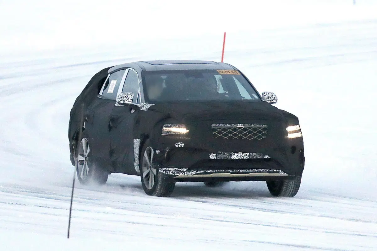 Genesis GV80 Coupé, ecco le foto spia (3)