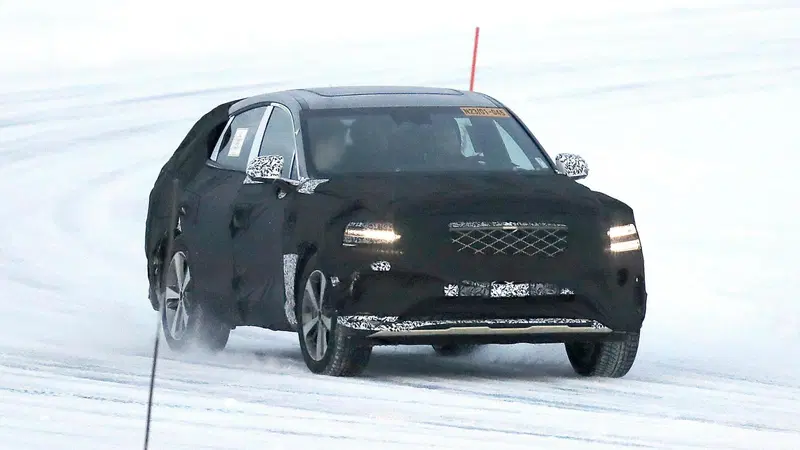 Genesis GV80 Coup&eacute;, ecco le foto spia del nuovo Suv Coup&eacute; 