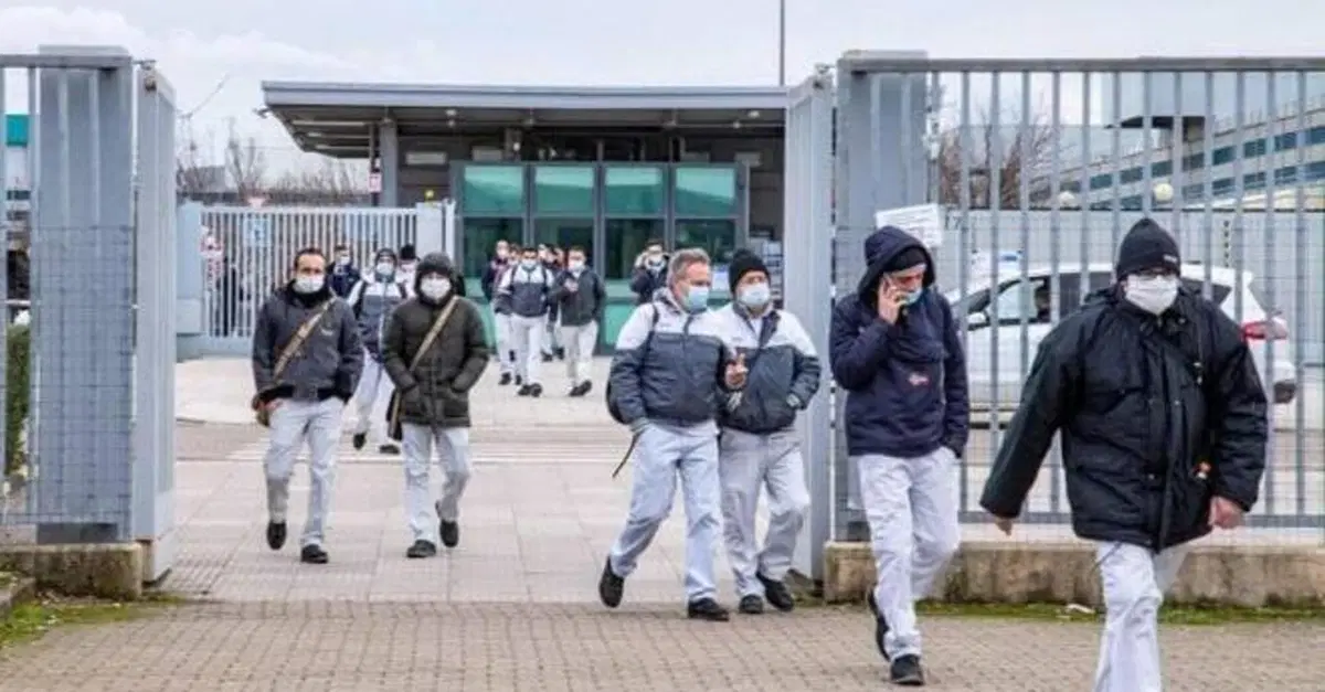 Stellantis, Melfi: il tuo lavoro non esiste pi&ugrave;, stai a casa o torna "sulla linea"