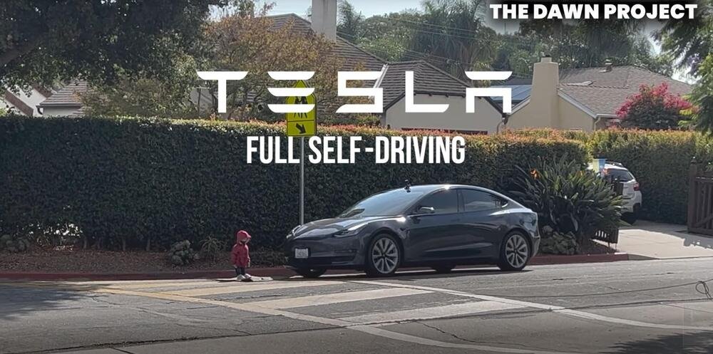 Una Tesla in modalit&agrave; Full Self Driving sulle strisce pedonali