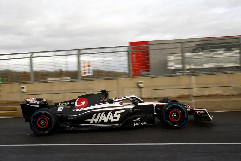 La Haas VF-23 in pista a Silverstone