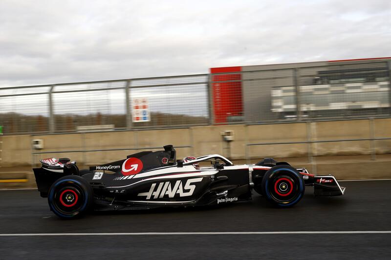 La Haas VF-23 in pista a Silverstone