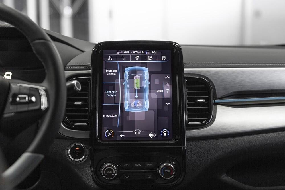 Il display centrale da 10 pollici con Apple CarPlay e Android Auto