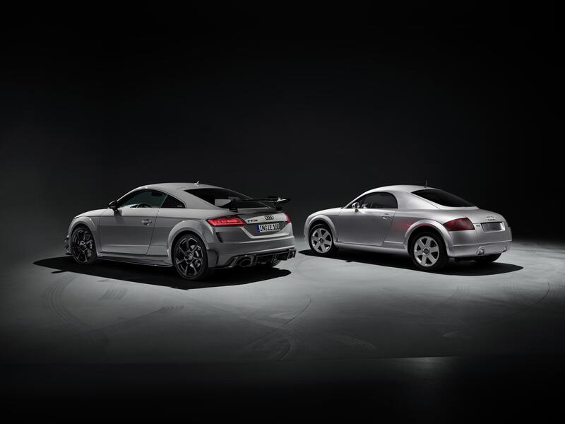 Audi TTRS Iconic Edition 2023 (a sinistra) &amp; Audi TT Concept 1995 (a destra)